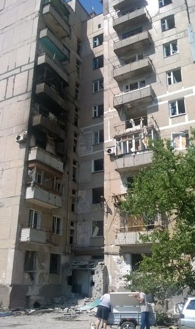Красногоровка после обстрела: зияющие дыры в стенах и масштабный пожар в девятиэтажке
