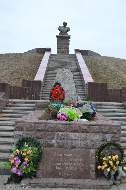 Могила атамана в Днепропетровской области. Фото: shukach.com