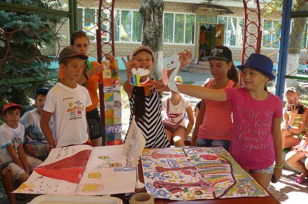 <p>У фестивалі брали участь діти, вожаті, вихователі та психологи штабу Ахметова. Фото: прес-центр.</p>
