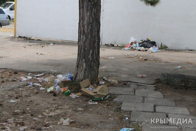 Туристов встречает мусор. Фото: Крыммедиа