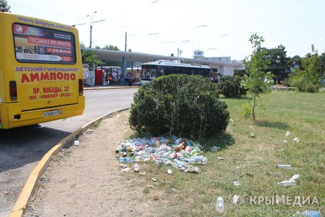 Туристов встречает мусор. Фото: Крыммедиа