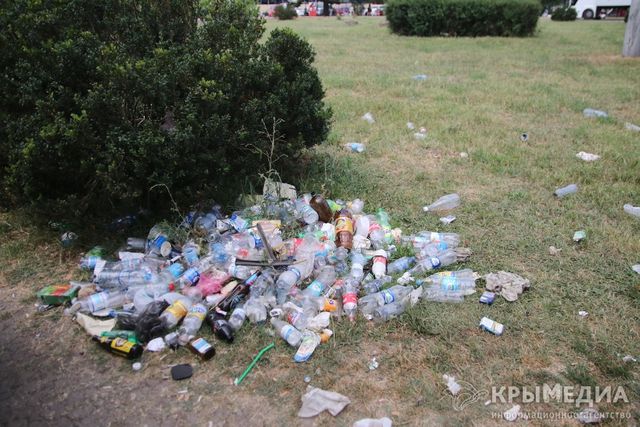 <p>Туристів зустрічає сміття. Фото: Криммедіа</p>