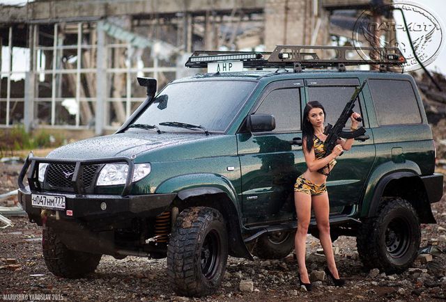 <p>На крові захисників луганського аеропорту напівголі дівчата зі зброєю влаштували еротичну фотосесію. Фото: drive2.ru</p>