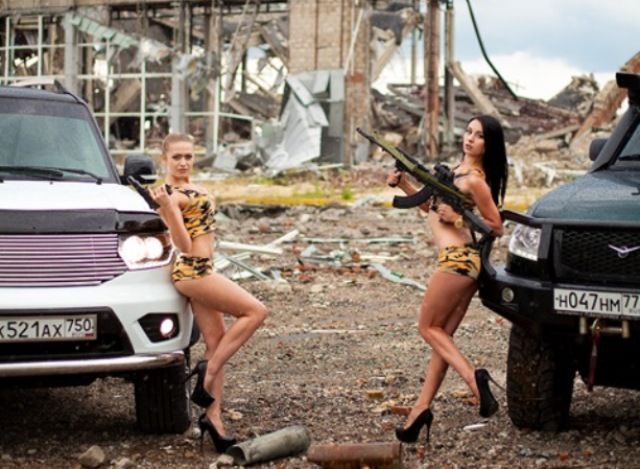 На крови защитников луганского аэропорта полуголые девицы с оружием устроили эротическую фотосессию . Фото: drive2.ru