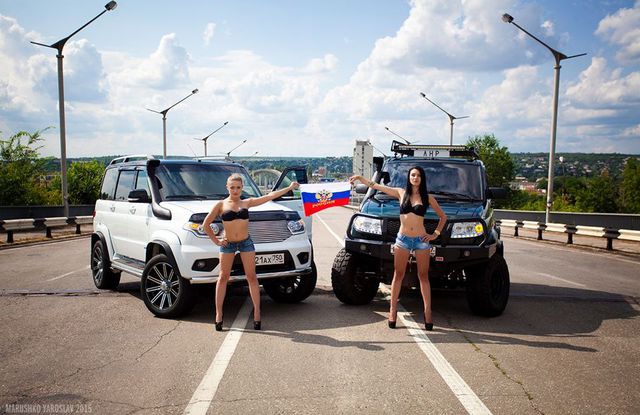 На крови защитников луганского аэропорта полуголые девицы с оружием устроили эротическую фотосессию . Фото: drive2.ru