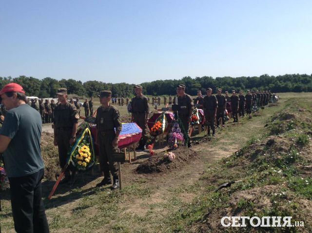 Похороны солдат в Запоросжкой области. Фото: "Сегодня"