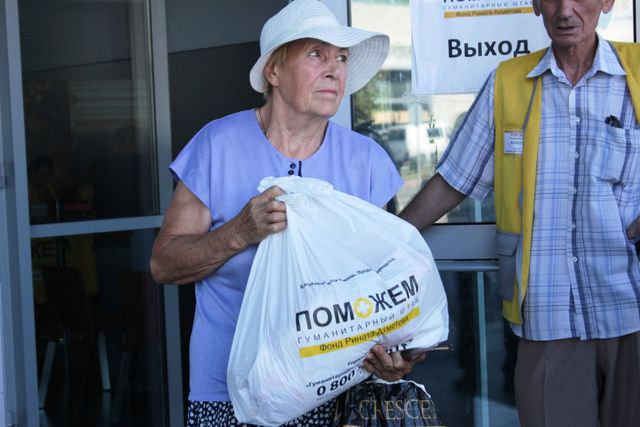 Мирные жители Донецка получают наборы выживания от штаба Ахметова. Фото: пресс-центр.