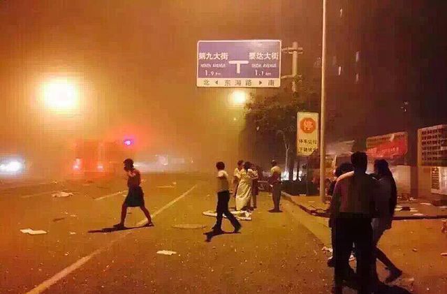 Количество жертв мощного взрыва в Тяньцзине увеличилось до 17 человек, фото AFP