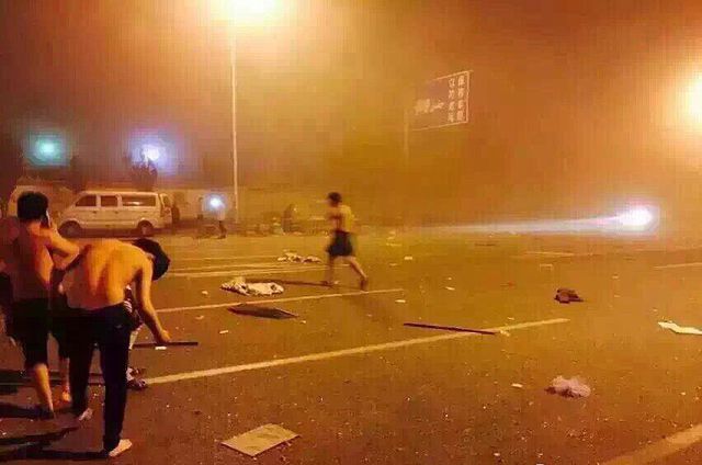 Количество жертв мощного взрыва в Тяньцзине увеличилось до 17 человек, фото AFP