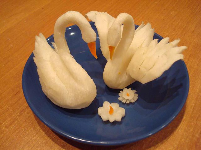 Лебеди сделаны из репы. Фото из архива С. Емелина