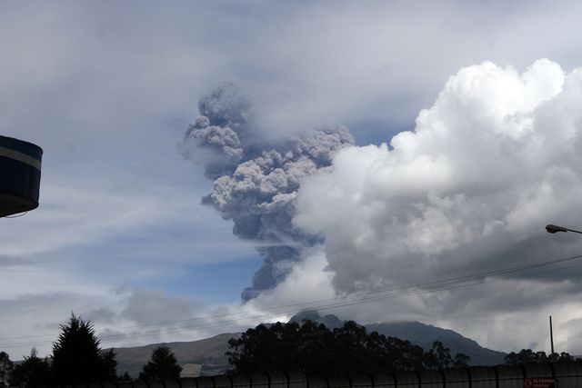 <p>Вулкан Котопахі в Еквадорі викинув попіл на висоту&nbsp;5 км, фото AFP</p>