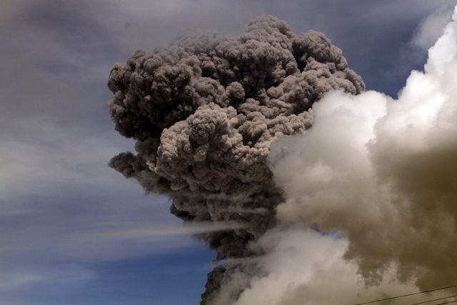 <p>Вулкан Котопахі в Еквадорі викинув попіл на висоту&nbsp;5 км, фото AFP</p>