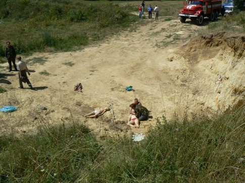 Двое детей оказались под завалом песка в карьере. Фото пресс-службы ГУ МЧС в Винницкой области
