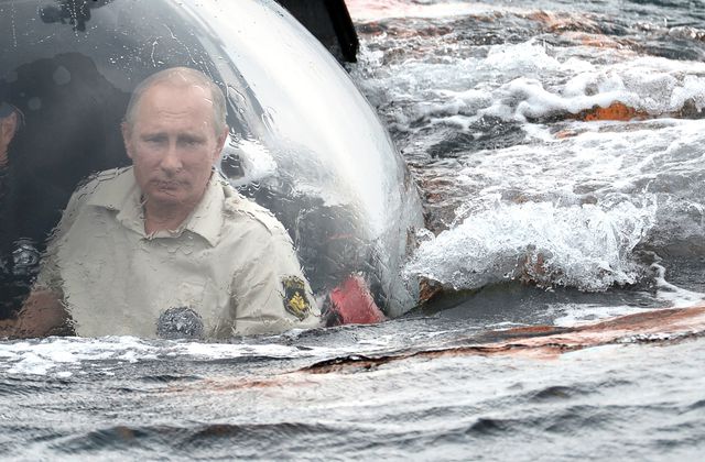 <p>Володимира Путіна в батискафі повантажили на дно Чорного моря. Фото: AFP</p>