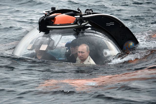 <p>Володимира Путіна в батискафі повантажили на дно Чорного моря. Фото: AFP</p>
