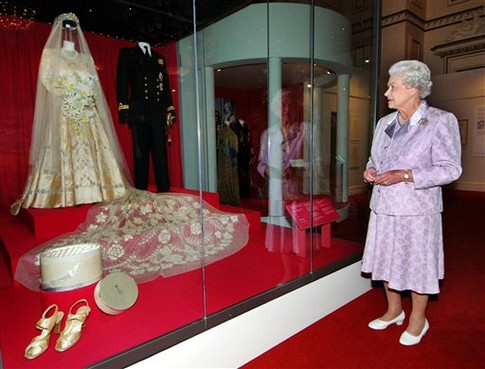 Королева Елизавета ІІ любуется своим свадебным платьем. Фото АР
