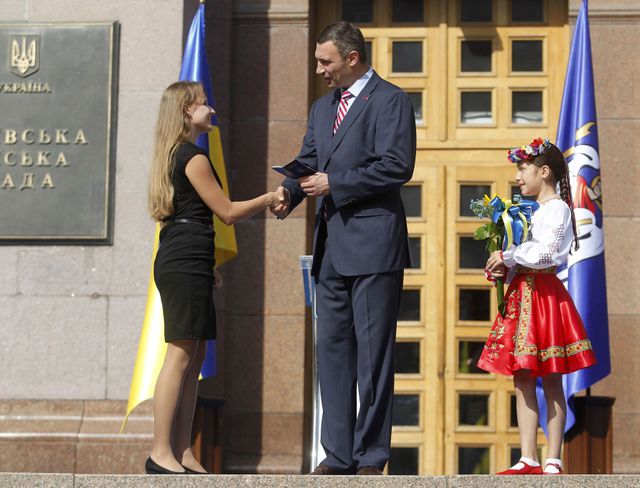 Кличко принял участие в церемонии поднятия флага и вручил паспорта юным киевлянам, фото kievcity.gov.ua