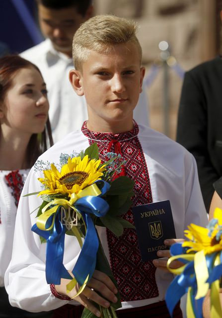 Кличко принял участие в церемонии поднятия флага и вручил паспорта юным киевлянам, фото kievcity.gov.ua