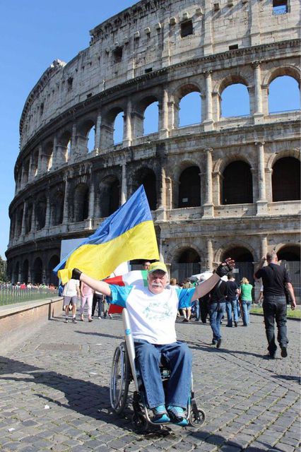 Участник всемирного флешмоба #SelfieWithFlag от Министертсва иностранных дел Украины в Риме, Италия. Фото: https://twitter.com/MFA_Ukraine/status/635153793756340224