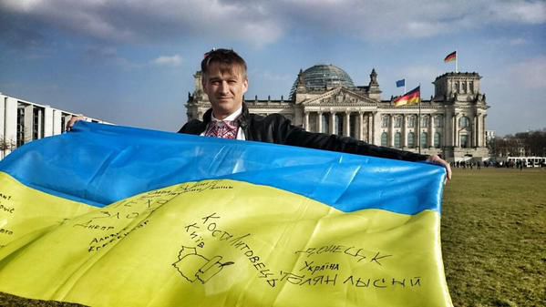 Берлин, Германия. Участники всемирного флешмоба #SelfieWithFlag от Министертсва иностранных дел Украины. Фото: https://twitter.com/MFA_Ukraine/status/635153793756340224