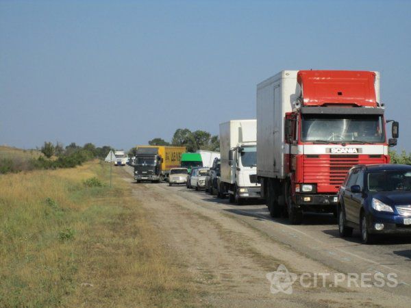 В Крыму – огромная очередь. Фото: cit.press