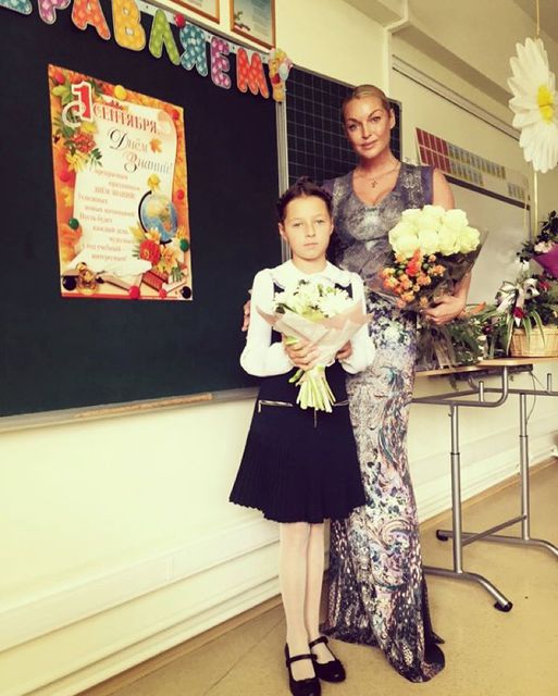 Волочкова с дочкой в новой школе. Фото: соцсети