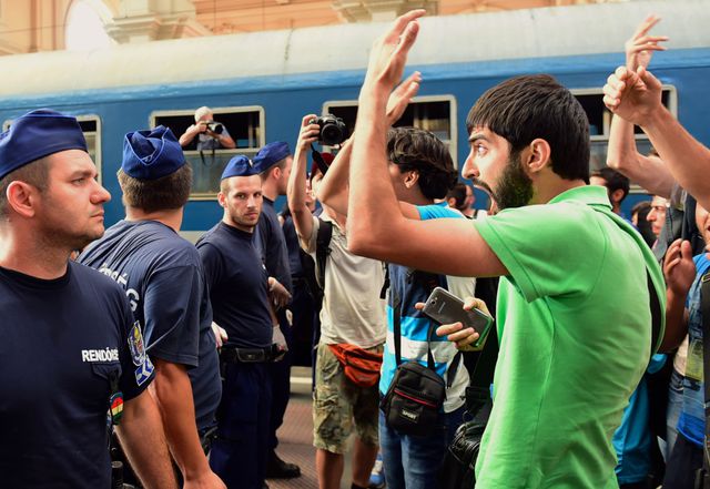 В Угорщині біженців не пускають на потяги, хоча у них куплені квитки