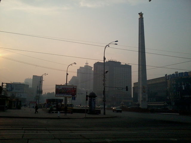 Запах гари стоит и в центре столицы. Фото: С. Сыч