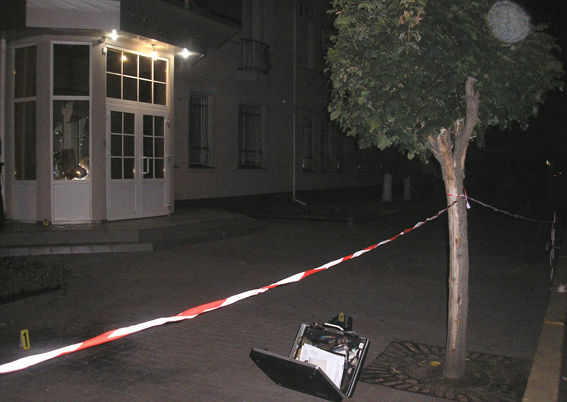 В Ровенскую областную прокуратуру бросили гранату. Фото: В. Мыколайчук, облМВД