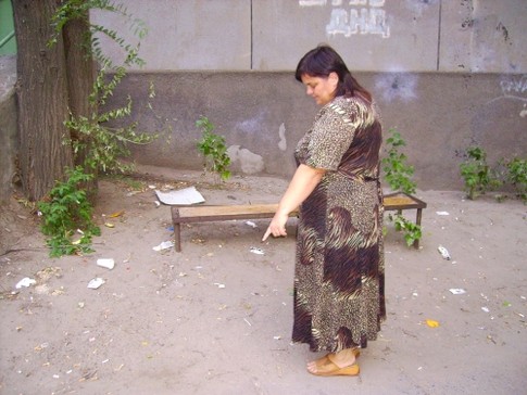 Возле лавочки. Ольга показывает место, где напали на ее мужа. Фото А. Леонтьевой