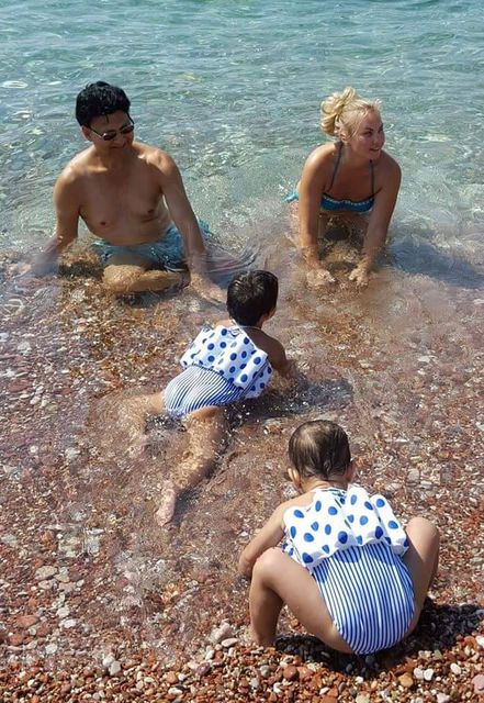<p>Камалія з доньками-близнючками відпочиває в Туреччині. Фото: facebook.com/kamaliya.zahoor</p>