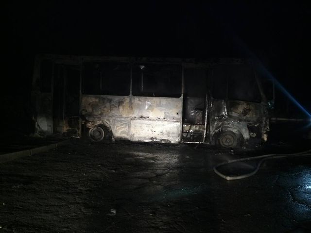 Сгорел автобус "Донбасса". Фото: Елена Волкова