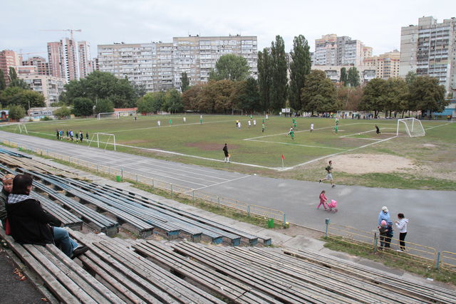 Стадион. Местные жители говорят, что это единственное место, где можно отдохнуть с детьми | Фото: Григорий Салай