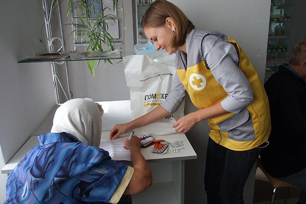 Мирные жители получают кардиопрепараты от штаба Ахметова. Фото: пресс-центр.