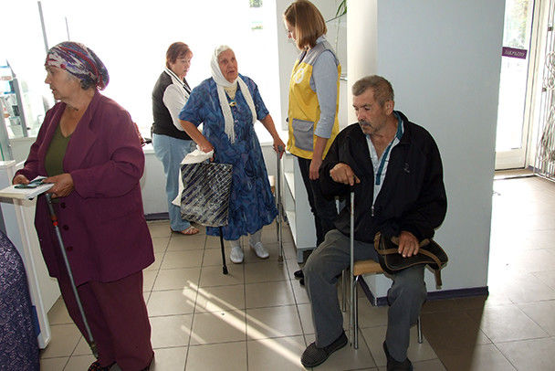 Мирные жители получают кардиопрепараты от штаба Ахметова. Фото: пресс-центр.