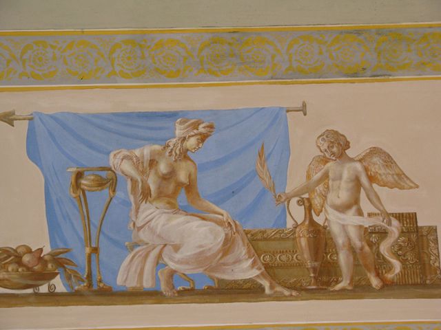 Декор. Стелі палацу прикрашають античні богині, амури і сфінкси. Фото: М. Крижанівська