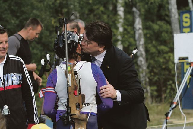 От министра – награды и поцелуи | Фото: Виталий Лазебник