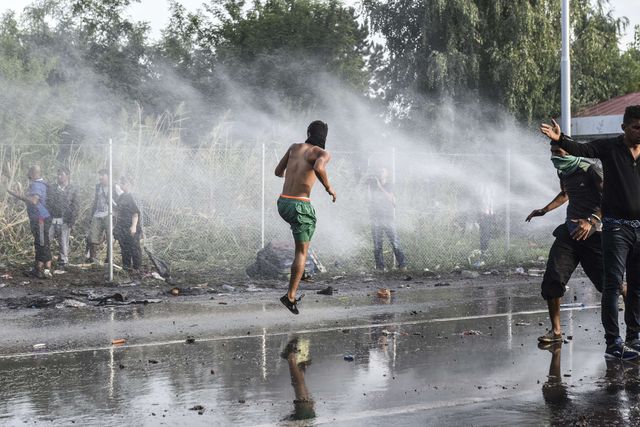 <p>Поліція Угорщини застосувала сльозогінний газ проти мігрантів, фото AFP</p>