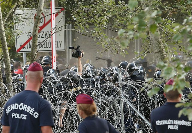 <p>Поліція Угорщини застосувала сльозогінний газ проти мігрантів, фото AFP</p>