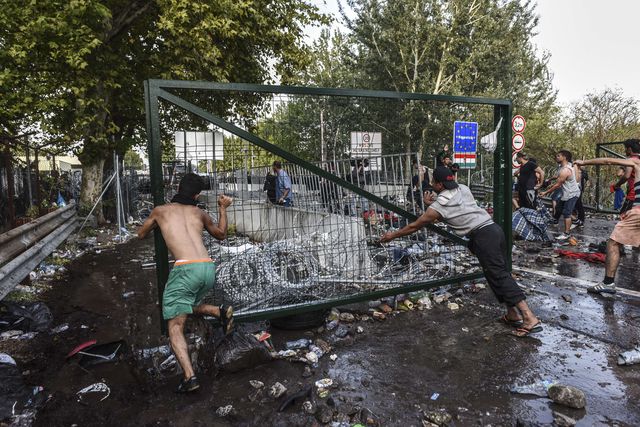 Полиция Венгрии применила слезоточивый газ против мигрантов, фото AFP