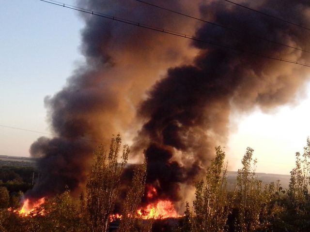 <p>Вибух і пожежа в Донецьку. Фото: соцмережі</p>
