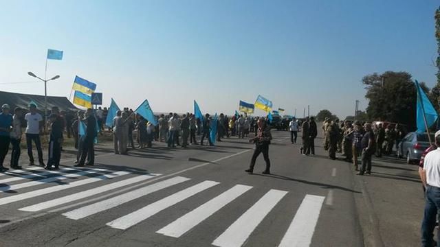 На админгранице с Крымом активисты перекрывают дорогу и обустраиваются для проведения длительной акции. Фото: соцсети