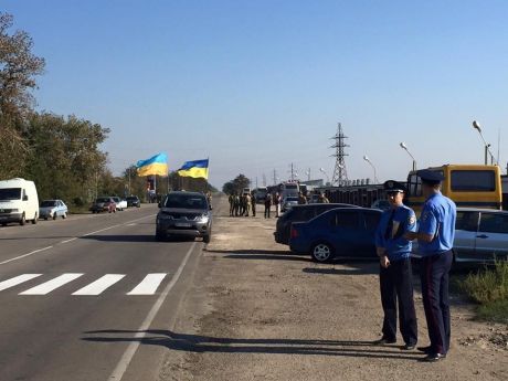 На админгранице с Крымом активисты перекрывают дорогу и обустраиваются для проведения длительной акции. Фото: соцсети