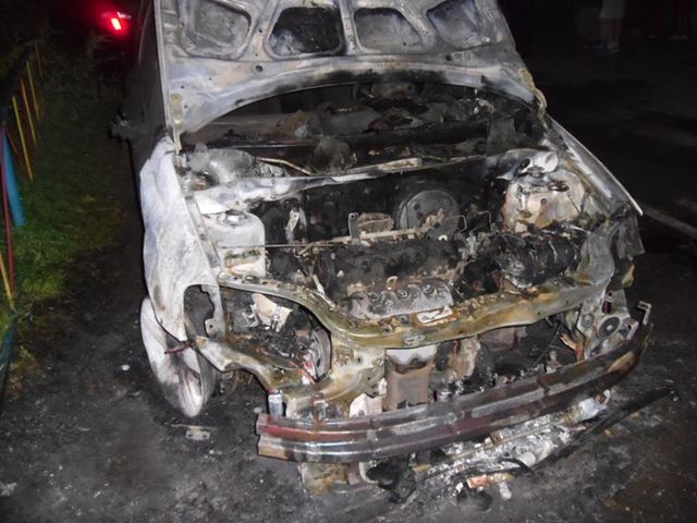 <p>Вночі в Києві невідомі підпалювали машини. Фото: прес-служба ДСНС в Києві</p>
