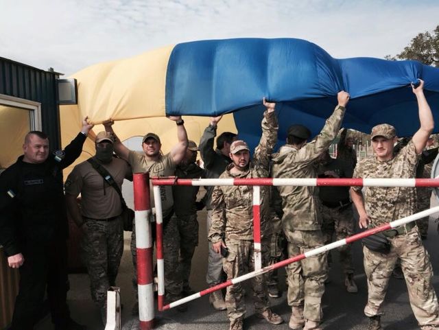 <p>На кордоні Криму розгорнули величезний прапор. Фото: соцмережі</p>