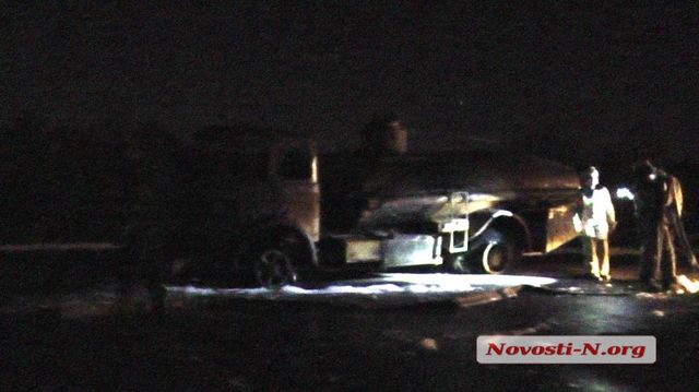 В Николаеве прямо на заправке загорелся бензовоз — сгорела АЗС и два автомобиля