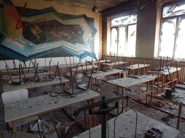 Разрушенная боевиками школа в Песках. Фото: Facebook