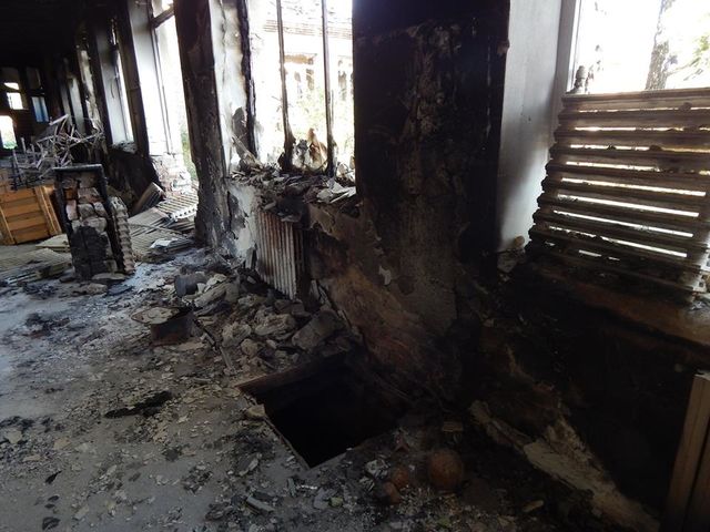 Разрушенная боевиками школа в Песках. Фото: Facebook
