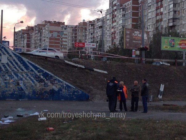 автомобиль "Шевроле" снес отбойник, скатился по холму и врезался в переход. Фото: vk.com/troyeshchyna_array