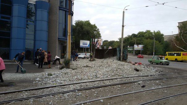 <p>Аварія з фурою в Дніпропетровську. Фото: соцмережі</p>